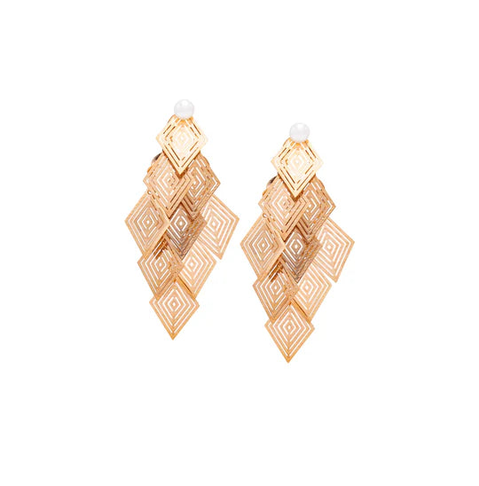 Goldfarbene Statement-Ohrringe „Raute Gold“ mit weißer Perle und mehreren filigranen, geometrischen Rauten-Anhängern in beweglichem Design.