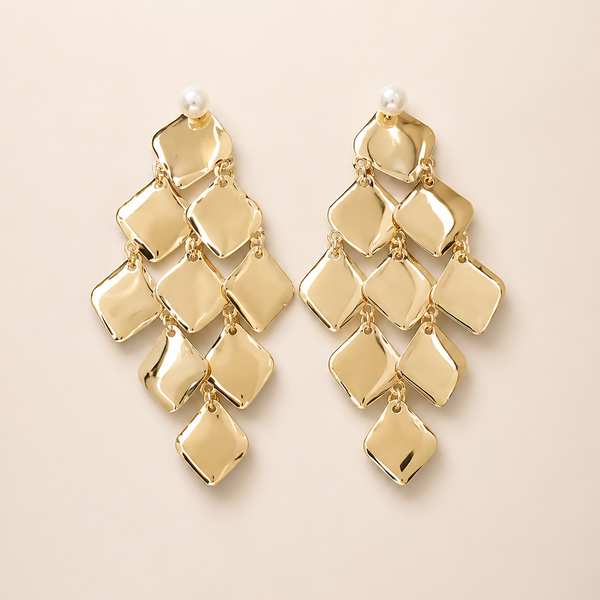 Goldfarbene Statement-Ohrstecker mit Perlenakzent und kaskadenförmig angeordneten, glänzenden Metallplättchen. Elegantes, geometrisches Design mit luxuriöser Ausstrahlung – ideal für festliche Anlässe, Hochzeiten und besondere Events.