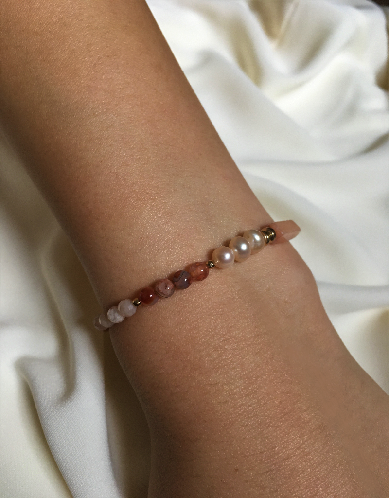 handgelenk mit perlenarmband